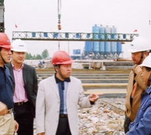       圖為學(xué)院畢業(yè)生韋世國副局長（左一）、學(xué)院畢業(yè)生九泰公司 總經(jīng)理關(guān)和平（中）在施工現(xiàn)場